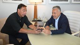 Gustavo Oriozabala le contó a Alfredo Cornejo los detalles de la hazaña de concretó en el Nahuel Huapi. Gustavo Oriozabala le contó a Alfredo Cornejo los detalles de la hazaña de concretó en el Nahuel Huapi.