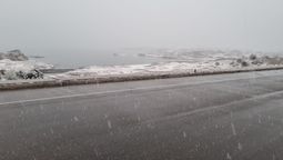La nevada con el contexto del Dique Potrerillos.