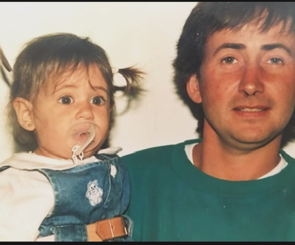 En los brazos de su papá se muestra Daniela Gutiérrez en esta tierna foto de infancia. En los brazos de su papá se muestra Daniela Gutiérrez en esta tierna foto de infancia.