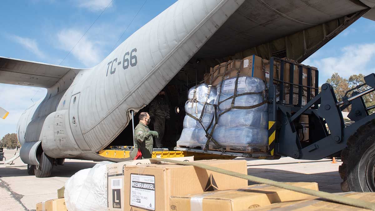 La Nación mandó a Mendoza 30 respiradores y otros insumos en un avión. Llegaron en la mañana de este viernes.