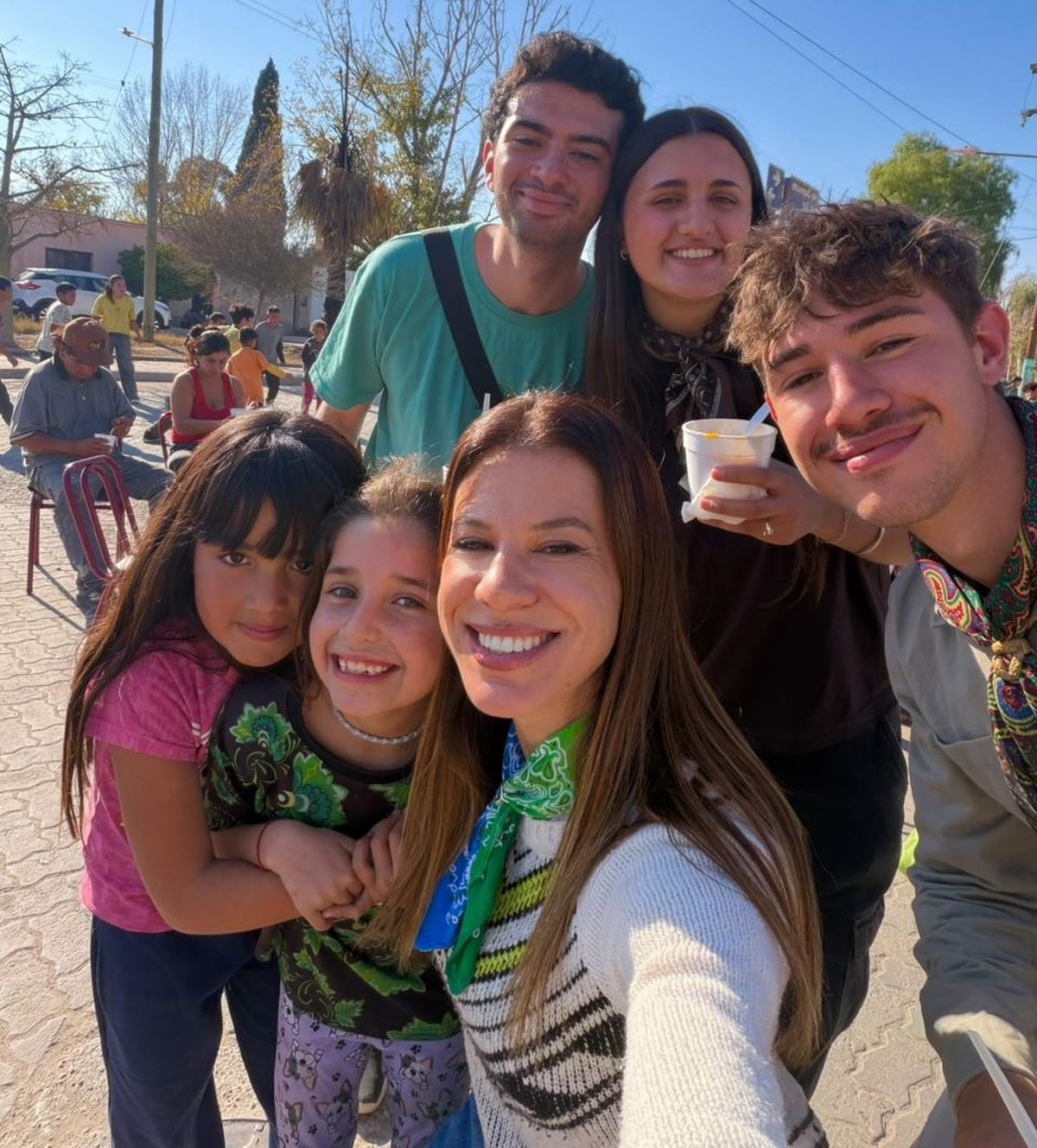 Victoria Abihaggle, directora de la Fundación ADN, junto a niños del barrio, y voluntarios de Mendonarte. Victoria Abihaggle, directora de la Fundación ADN, junto a niños del barrio, y voluntarios de Mendonarte.