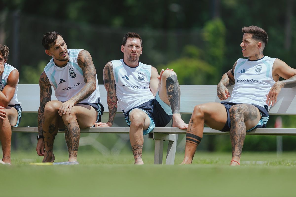 Paredes, Messi y Enzo antes de la gran final.