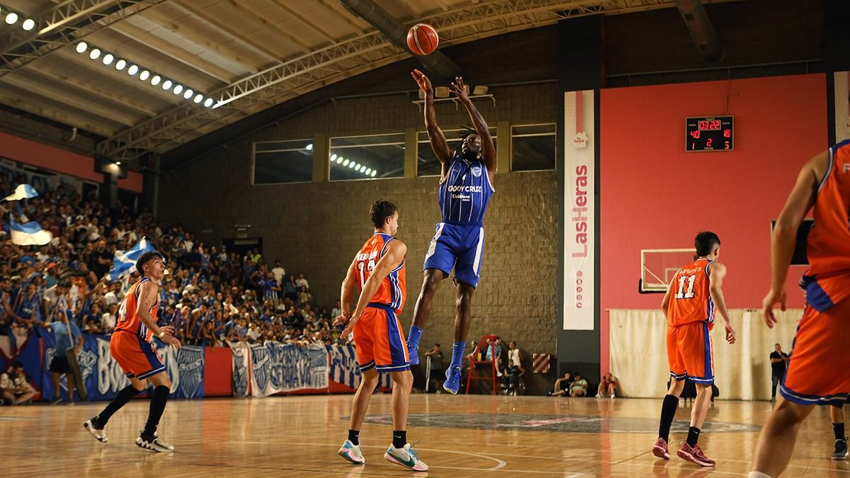 Larry Wickett lanzando en suspensión un tiro de dos puntos. El moreno estuvo muy efectivo en el segundo cuarto. Larry Wickett lanzando en suspensión un tiro de dos puntos. El moreno estuvo muy efectivo en el segundo cuarto.
