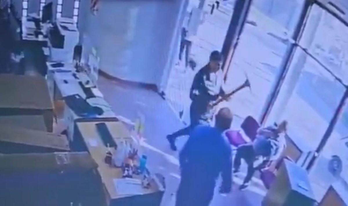 A lo Relatos Salvajes: un hombre fuera de sí rompió con un pico la empresa de luz porque no le atendían el reclamo A lo Relatos Salvajes: un hombre fuera de sí rompió con un pico la empresa de luz porque no le atendían el reclamo