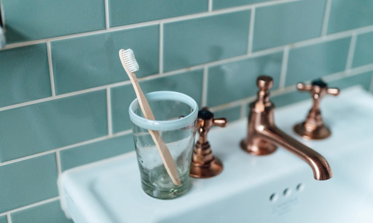 Dónde ubicar el cepillo de dientes para protegerlo contra bacterias y hongos, según experta Dónde ubicar el cepillo de dientes para protegerlo contra bacterias y hongos, según experta