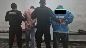 Secuestraron y abusaron de una mujer por varios días: fueron detenidos cuando llevaban bolsas de cemento y arena