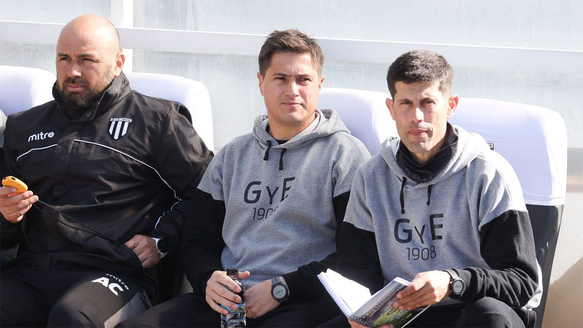Ezequiel Medrán, el DT de Gimnasia y Esgrima planifica el equipo que jugará este domingo ante Estudiantes de Río Cuarto, en el Víctor Legrotaglie. Ezequiel Medrán, el DT de Gimnasia y Esgrima planifica el equipo que jugará este domingo ante Estudiantes de Río Cuarto, en el Víctor Legrotaglie.