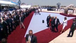 ¿Problemas matrimoniales? Melania se negó a tomar de la mano a Trump