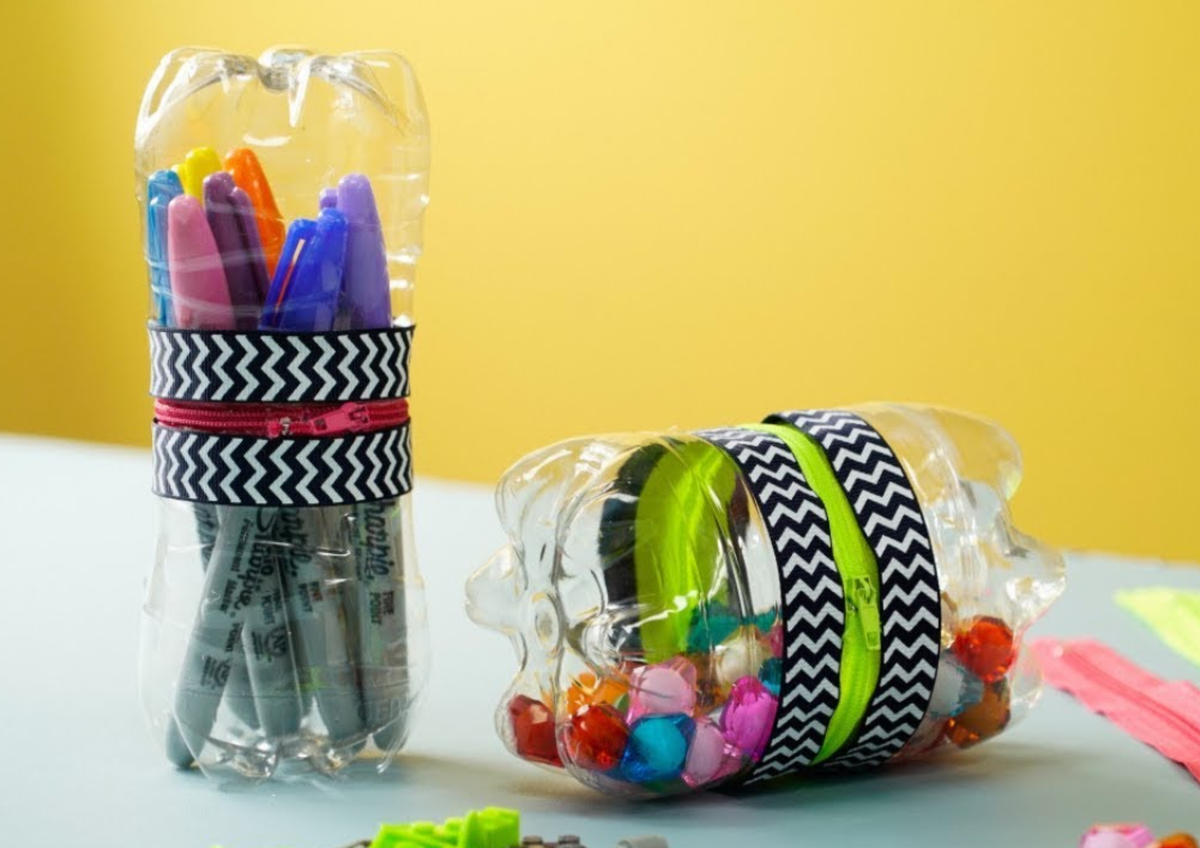 Reciclar botellas y obtener estas prácticas cartucheras para cuidar el medio ambiente. Reciclar botellas y obtener estas prácticas cartucheras para cuidar el medio ambiente.