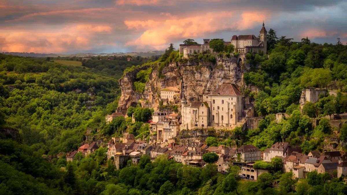 El pueblo de Europa que parece una villa medieval y tiene más capillas ...