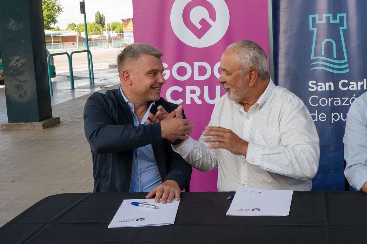 Los intendentes de Godoy Cruz, Diego Costarelli, y de San Carlos, Alejandro Morillas.