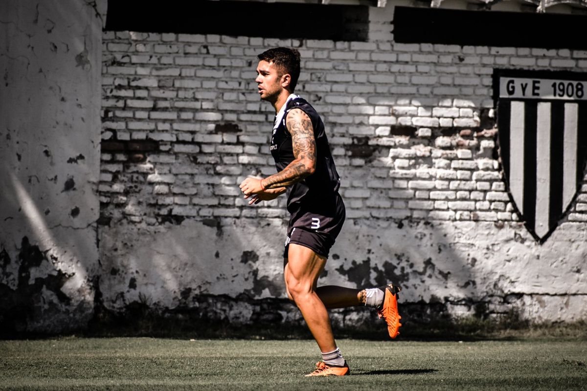 Nicolás Romano es una de las armas ofensivas en Gimnasia y Esgrima. Nicolás Romano es una de las armas ofensivas en Gimnasia y Esgrima.