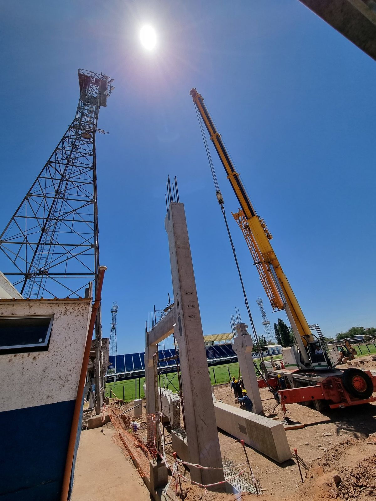 Así comenzaron a colocar las columnas en el Gambarte. Foto gentileza de Cris Cruciani.