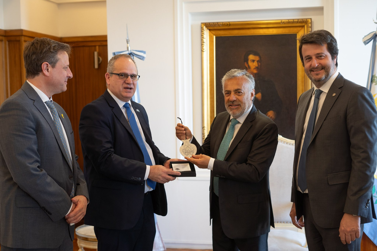 El cónsul y el embajador de Israel, Andrés Ostropolsky y Eial Sela; el gobernador Alfredo Cornejo y José María Videla Saenz, subsecretario de Relaciones Internacionales del Gobierno de Mendoza. El cónsul y el embajador de Israel, Andrés Ostropolsky y Eial Sela; el gobernador Alfredo Cornejo y José María Videla Saenz, subsecretario de Relaciones Internacionales del Gobierno de Mendoza. 