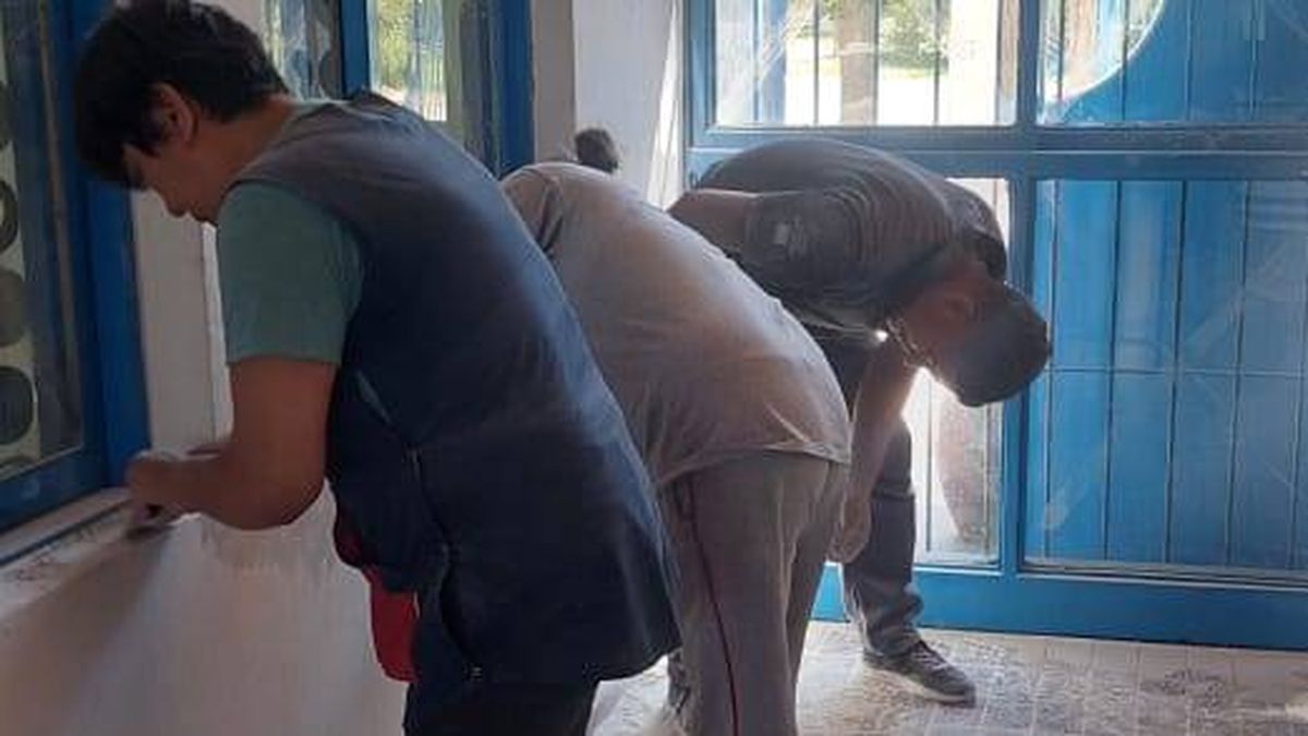 Preparando las paredes para comenzar a pintar la escuelita rural de Uspallata. Preparando las paredes para comenzar a pintar la escuelita rural de Uspallata.