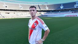 Se puso la de la Banda. Giuliano Galoppo ya es jugador de River Plate y posó con el Manto Sagrado en el estadio Monumental.