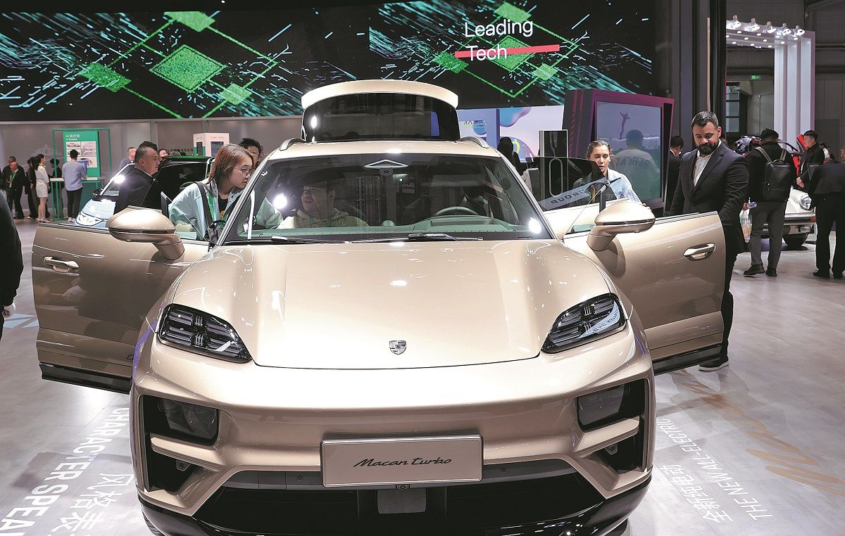 Un auto eléctrico Porsche en exhibición en la Exposición Internacional de Importaciones de China en Shanghai. ZOU HONG / CHINA DAILY