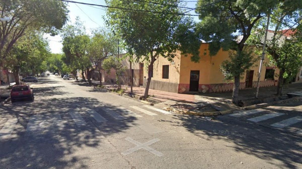 La intersección de las calles Huarpes y Aristóbulo del Valle donde ocurrió el robo a la chica que fue baleada por la espalda. 