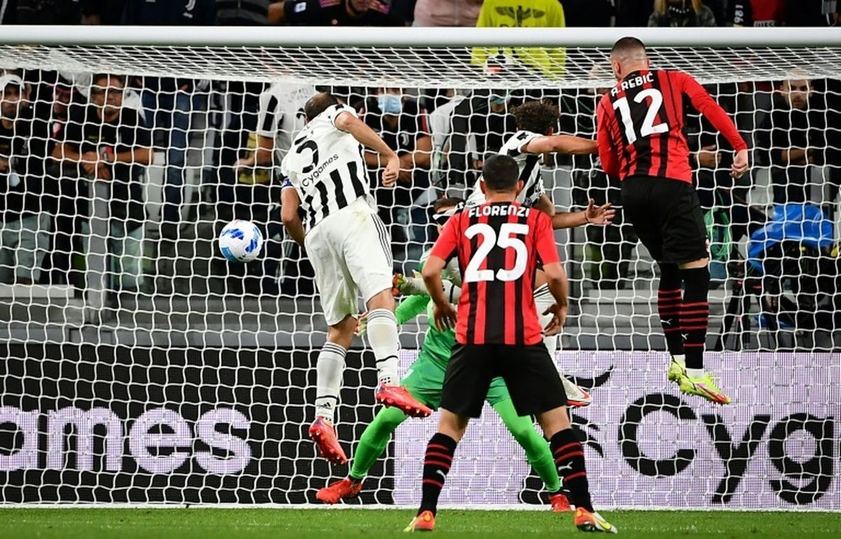 Rebic cabecea para poner el 1 a 1 entre Milan y Juventus.