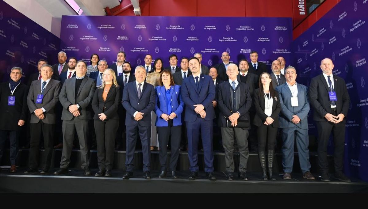 Alfredo Cornejo y Hebe Casado recibieron a autoridades nacionales y de las provincias relacionadas con la seguridad.