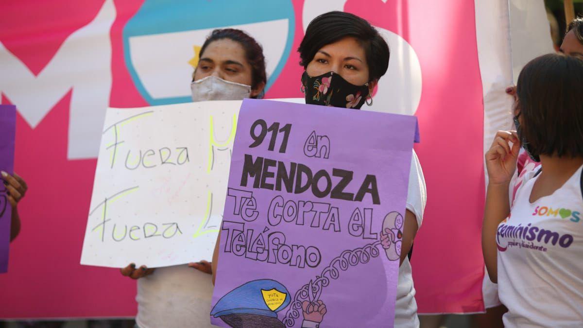 El estremecedor caso Florencia Romano dejó una imagen del accionar policial y del servicio 911, y no faltaron carteles alusivos en la protesta de Ni Una Menos en Mendoza.