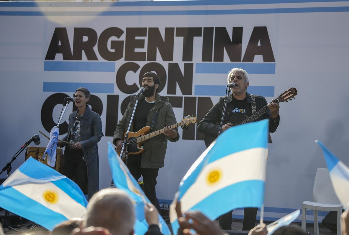 Peteco Carabajal fue uno de los que actuaron en el acto kirchnerista en Buenos Aires. Peteco Carabajal fue uno de los que actuaron en el acto kirchnerista en Buenos Aires.