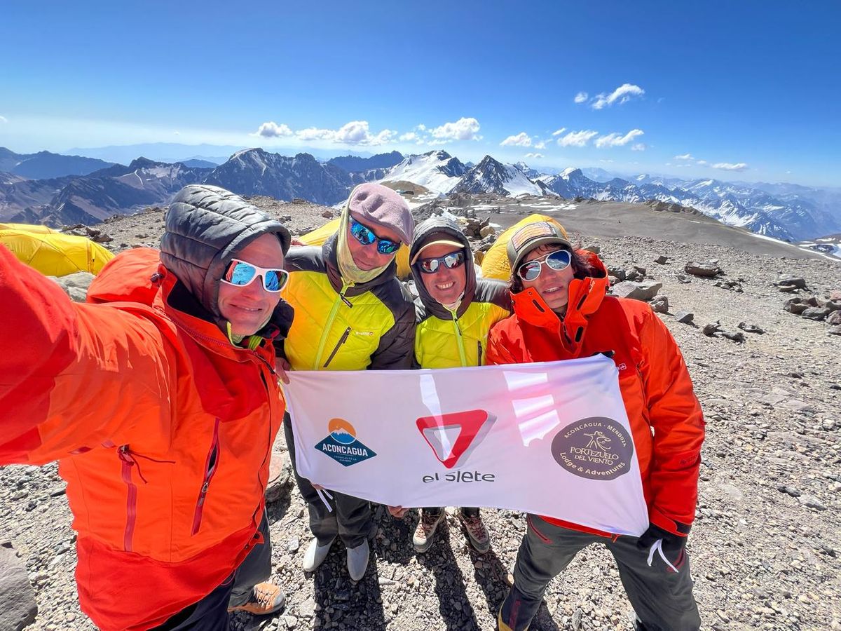 Pablo Betancourt, Nacho Rogé, Gerardo Tejeda y Adrián Mirada De María son el equipo de El Siete que plantó bandera en el campamento Nido de Cóndores, antes de hacer cumbre en el Aconcagua. Pablo Betancourt, Nacho Rogé, Gerardo Tejeda y Adrián Mirada De María son el equipo de El Siete que plantó bandera en el campamento Nido de Cóndores, antes de hacer cumbre en el Aconcagua.