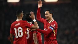  Virgil van Dijk festeja uno de los goles de Liverpool ante Tottenham con Gakpo..