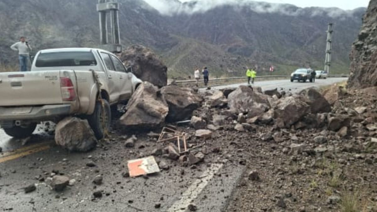 Así quedó la camioneta que casi terminó aplastada por una roca durante el accidente en alta montaña.