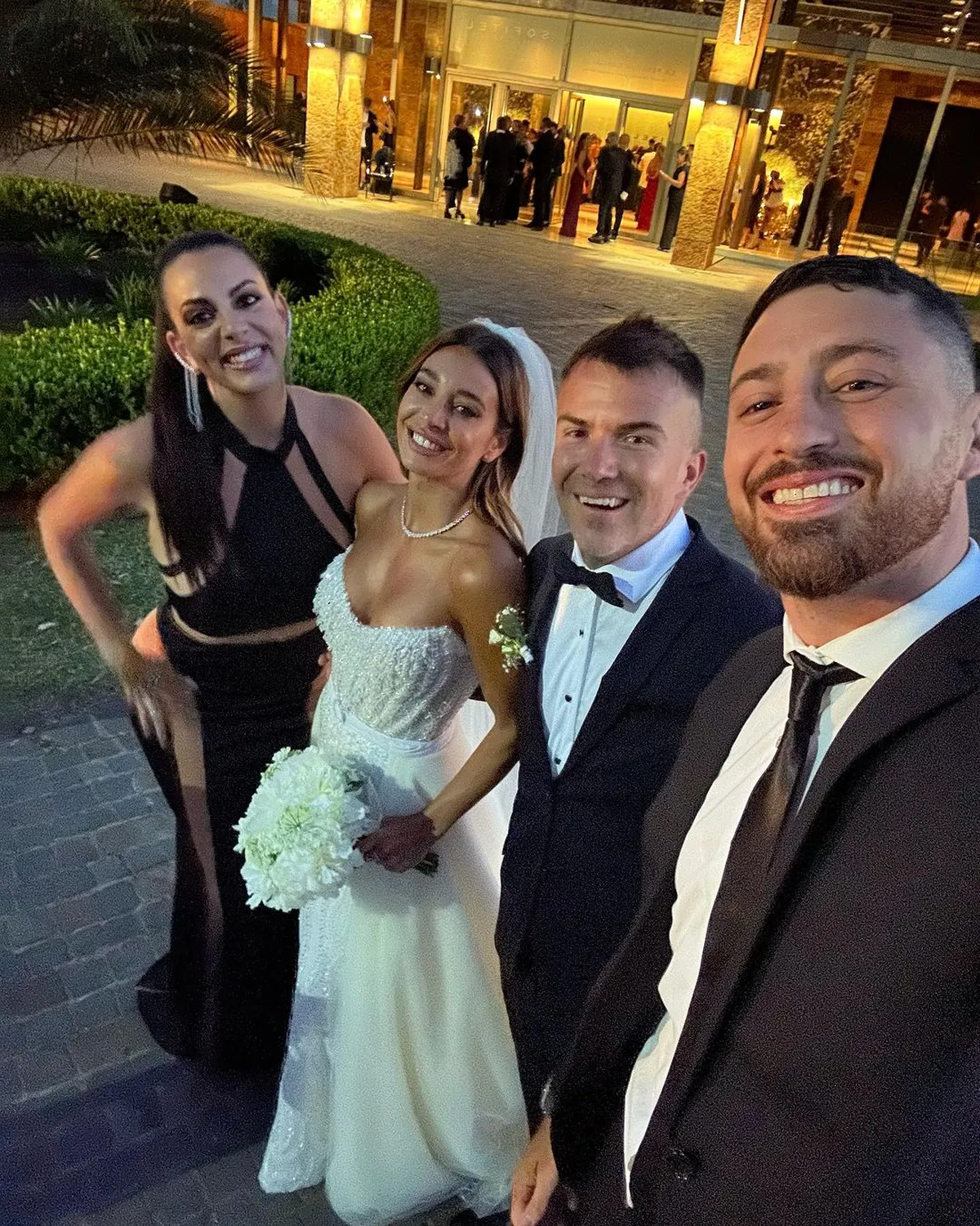 Belu Lucius lleva las transparencias más jugadas con el look de invitada más audaz.