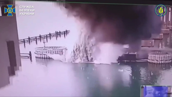 Ucrania ataca el puente de Crimea y destruye aviones rusos