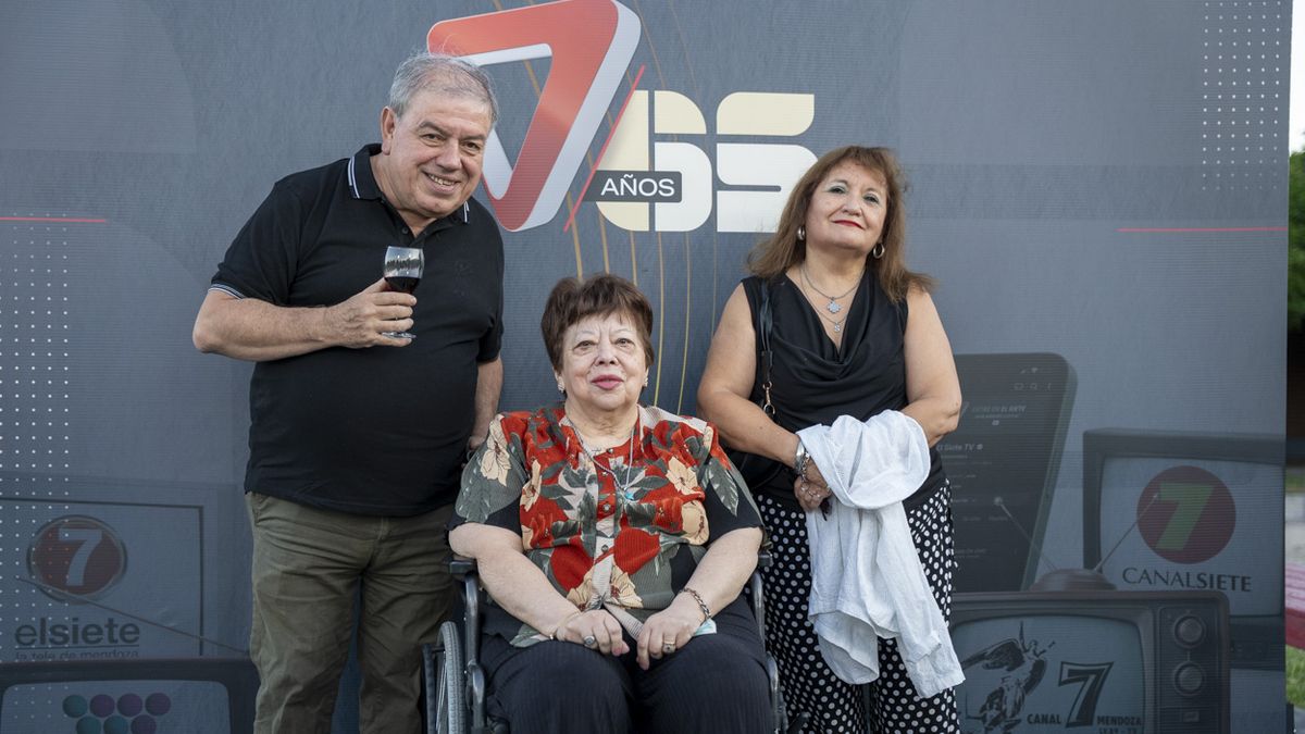  Roberto Digregorio (ex jefe de producción y programación) junto a Itatí Ahumada y Susana Alcaraz, quienes trabajaron en administración.