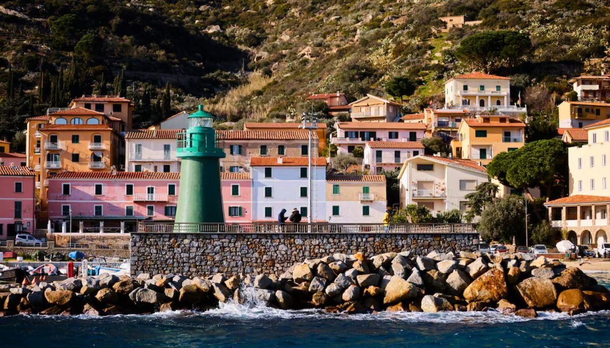 El Costa Concordia se acercó peligrosamente a la Isla de Giglio para saludar a la familia de una de sus tripulantes y para homenajear a un ex capitán ya jubilado. Allí, se produjo la colisión. El Costa Concordia se acercó peligrosamente a la Isla de Giglio para saludar a la familia de una de sus tripulantes y para homenajear a un ex capitán ya jubilado. Allí, se produjo la colisión.