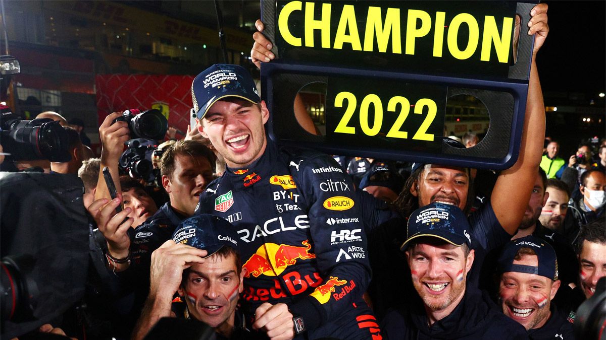 Max Verstappen, piloto de Red Bull, celebra momentos después de ganar el GP de Japón de F1, la conquista del bicampeonato.