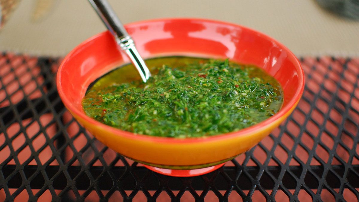 Hay una receta de chimichurri para pollo asado que no falla y es muy usado en los parripollos.