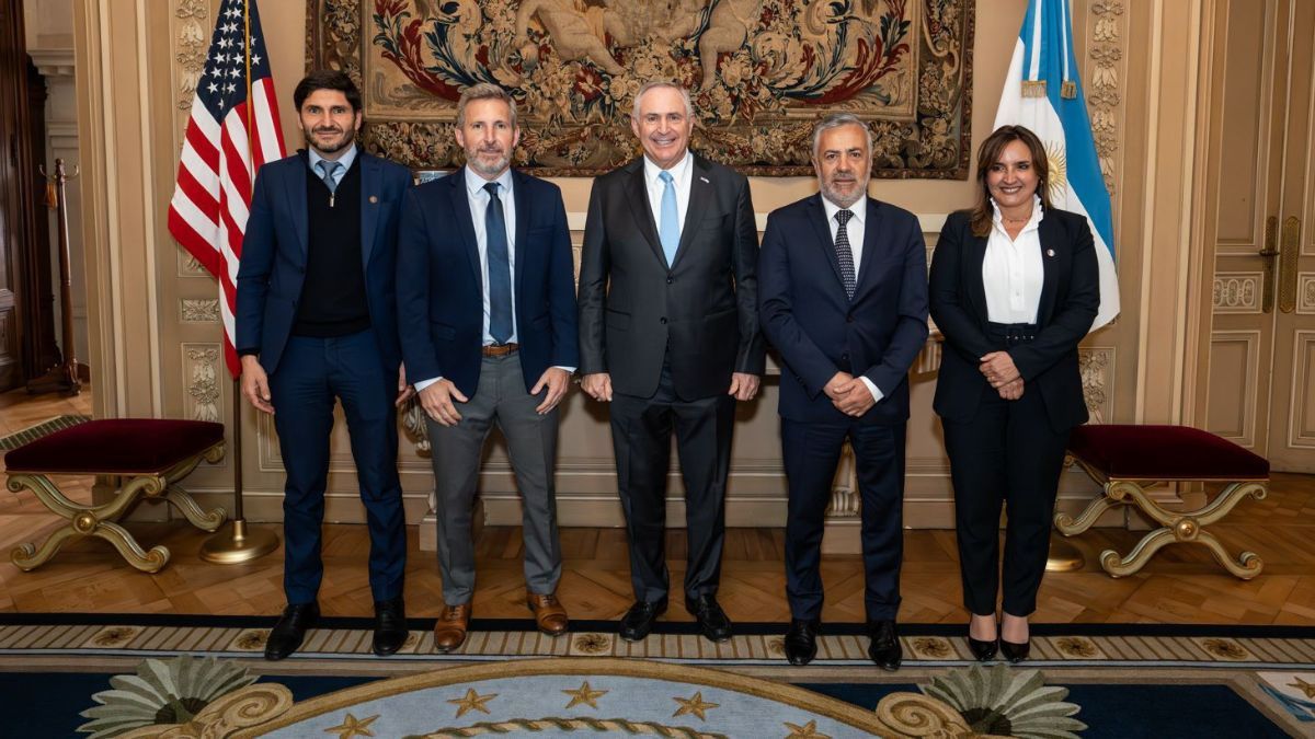 Cornejo junto a gobernantes de tres provincias argentinas y la vicegobernadora de Córdoba, con el embajador de EE UU Marc Stanley.