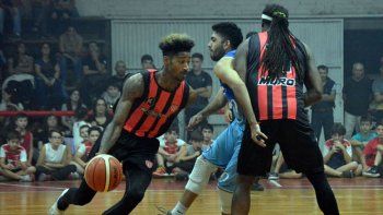 Atenas sigue arriba y Mosley hizo otra vez 51 puntos en el Chacarero