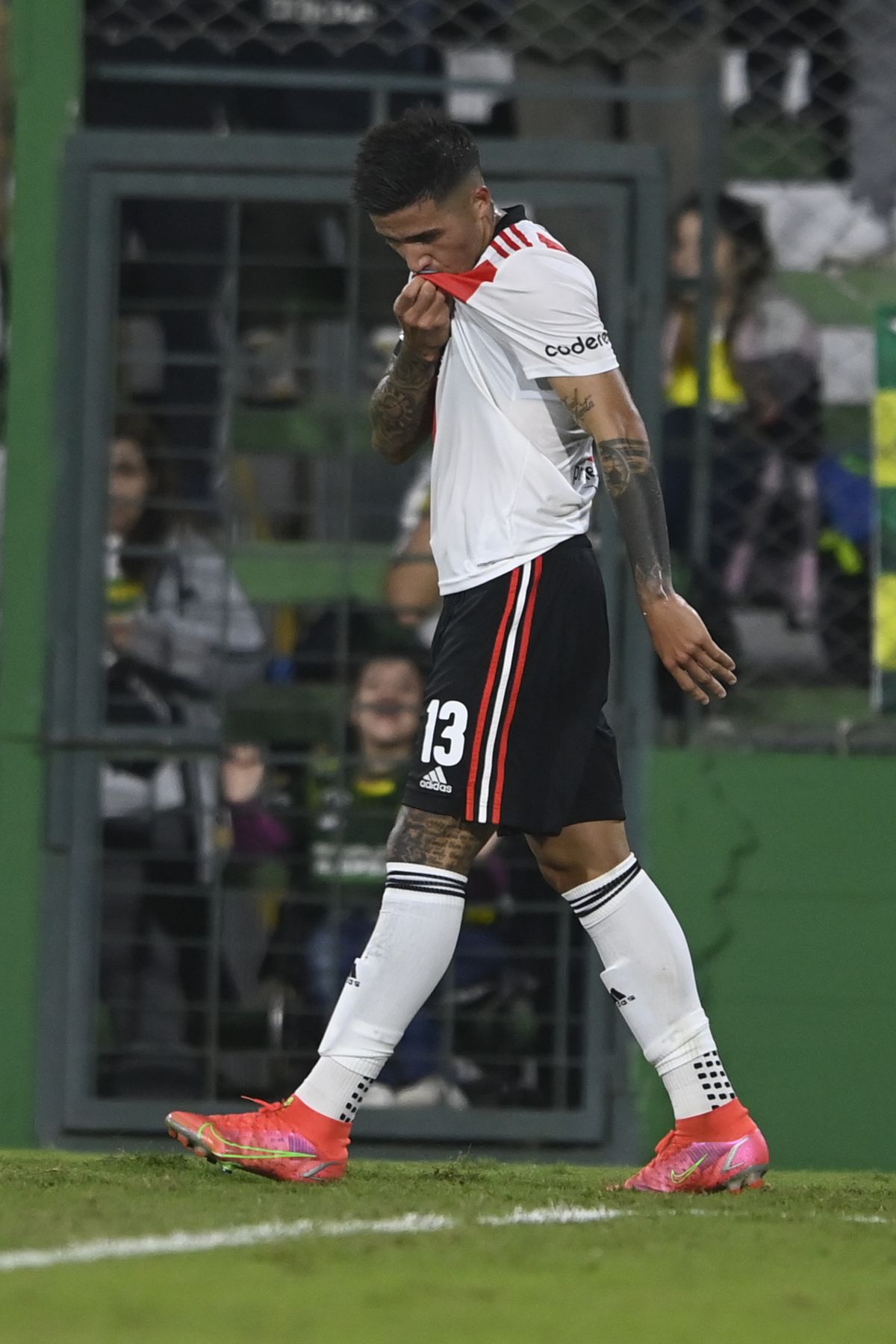 Enzo Fernández, ex Defensa y Justicia, no festejó el gol pero se besó el escudo de River