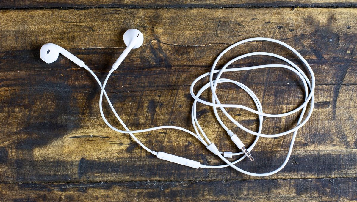 Quien tiene auriculares viejos o rotos, tiene un tesoro en casa: por qué y cómo reutilizarlos
