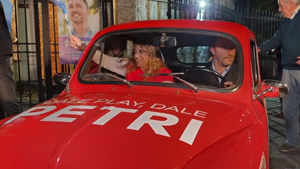 El Petrimóvil de campaña. Ninguno se bajó: Patricia Giménez va como candidata a diputada nacional y el esteño, como aspirante a la vicepresidencia. El Petrimóvil de campaña. Ninguno se bajó: Patricia Giménez va como candidata a diputada nacional y el esteño, como aspirante a la vicepresidencia.