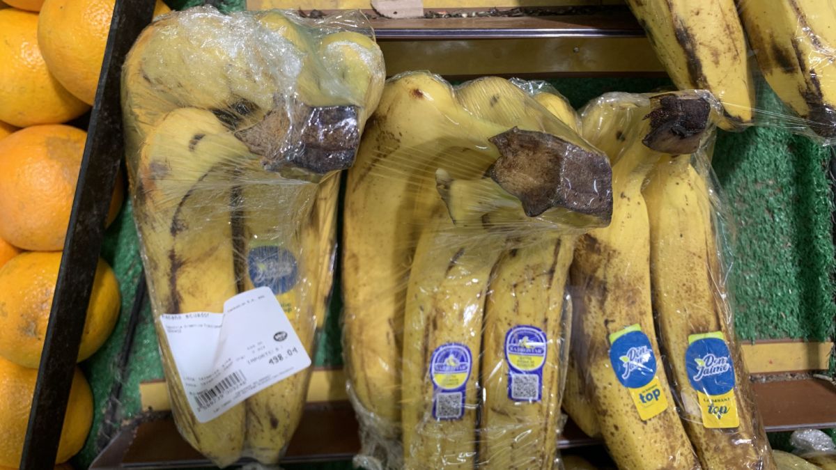 Uno de los empaquetamientos más llamativos es el de los racimos de bananas con papel film.