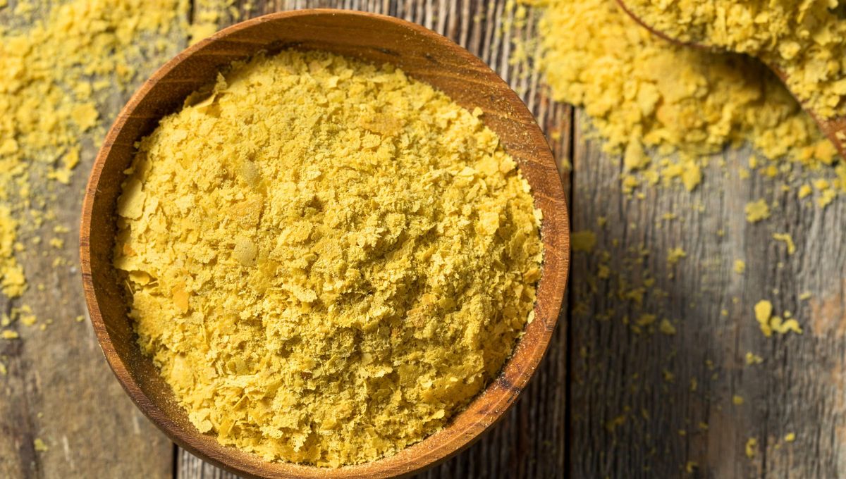 Cuenco de madera con levadura nutricional Cuenco de madera con levadura nutricional