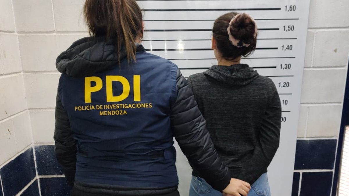 Este lunes fue detenida por uno de los recientes homicidios en Mendoza, el crimen de Las Heras, donde mataron a David Gastón Piroli Pereyra y lo dejaron dentro de un Ford Falcon al que prendieron fuego en junio pasado. La sospechosa es Sol Olivares, de 18 años.