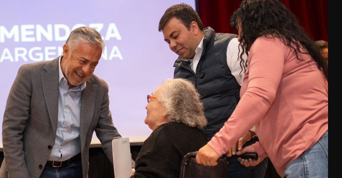 Alfredo Cornejo y Francisco Lo Presti entregan la escritura a una jubilada de Las Heras.