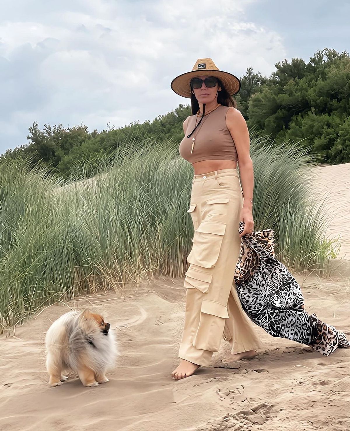 Desde la playa, Florencia de la V lleva look ultra safari y paraliza el verano. Desde la playa, Florencia de la V lleva look ultra safari y paraliza el verano.