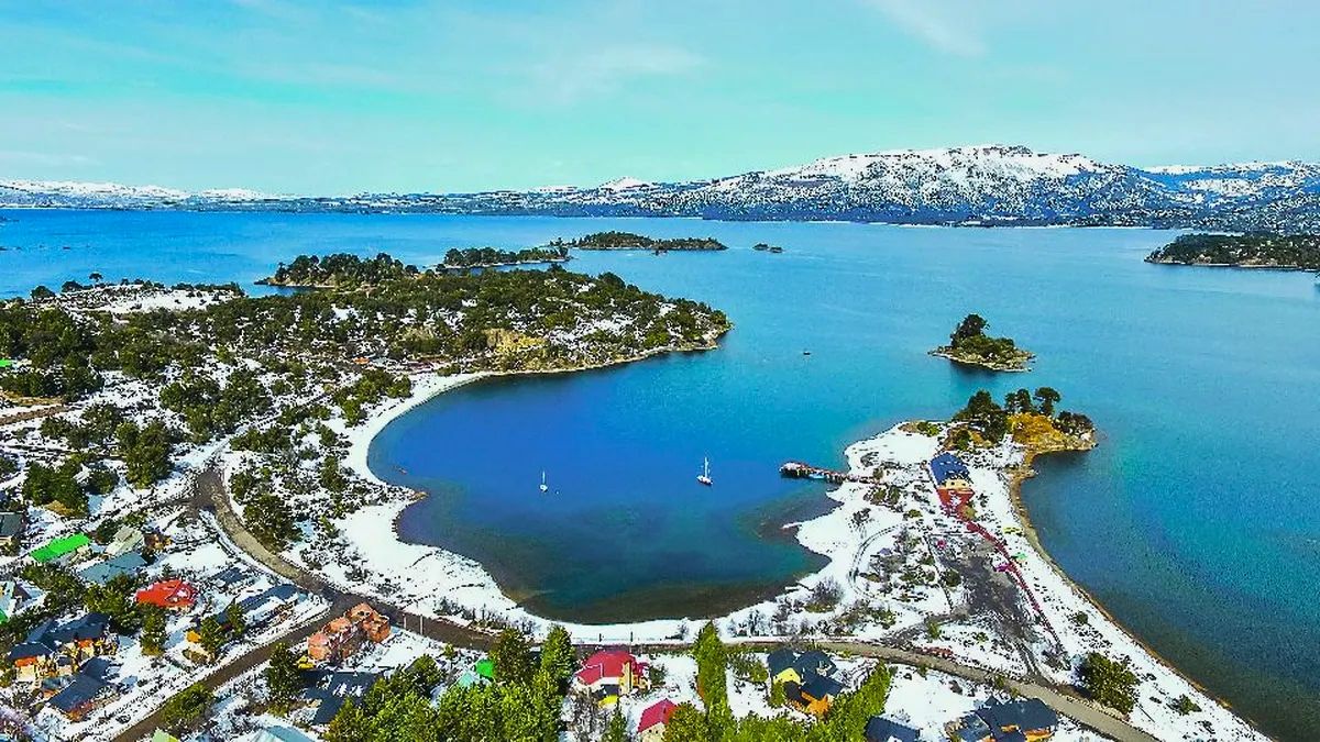 La extensa bahía que tiene el pueblo patgónico.