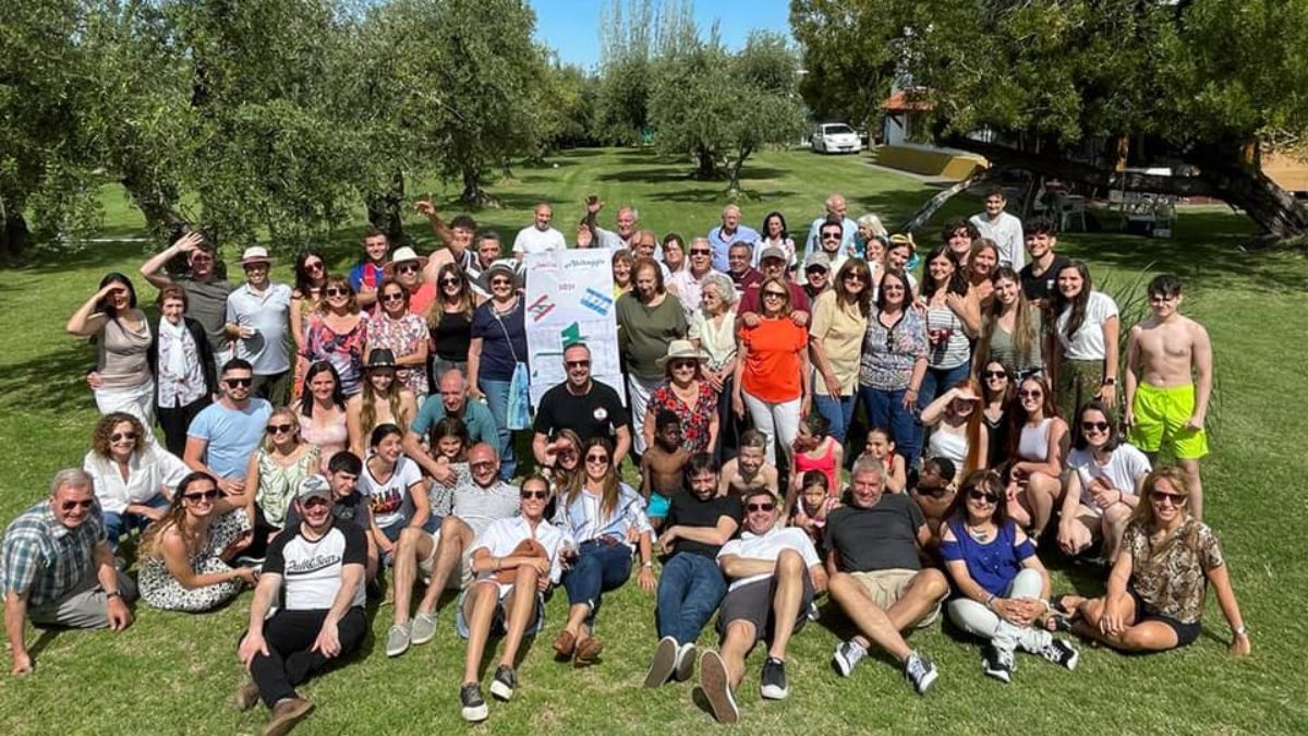 Foto para el álbum. Postal de una familia mendocina con muchos personajes destacados de nuestra vida social