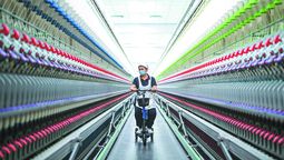 Una empleada inspecciona equipos textiles en una fábrica faro de Yancheng, provincia de Jiangsu. CHEN YEHUA / XINHUA.