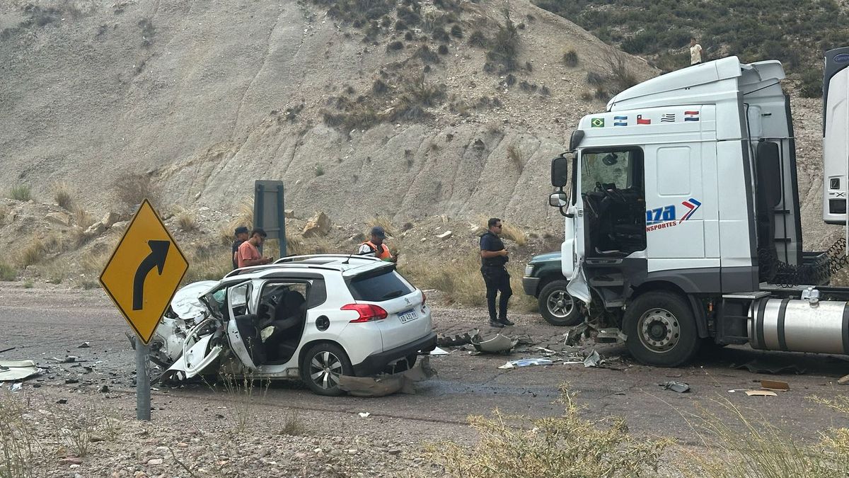 El conductor del auto estaría en grave estado por el accidente de frente con un camión en la Ruta 7, en Agua de las Avispas. El conductor del auto estaría en grave estado por el accidente de frente con un camión en la Ruta 7, en Agua de las Avispas.