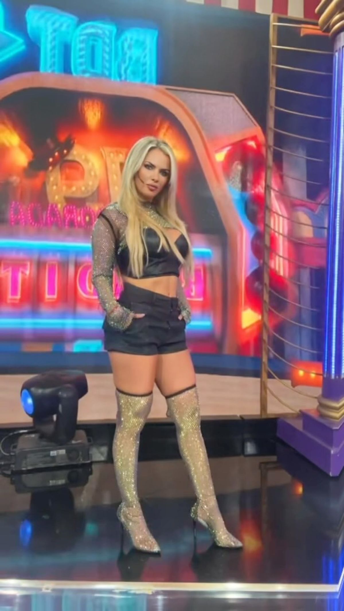 Con transparencias ultra shiny, Alejandra Maglietti confirma que es la reina de la tendencia furor. Con transparencias ultra shiny, Alejandra Maglietti confirma que es la reina de la tendencia furor.